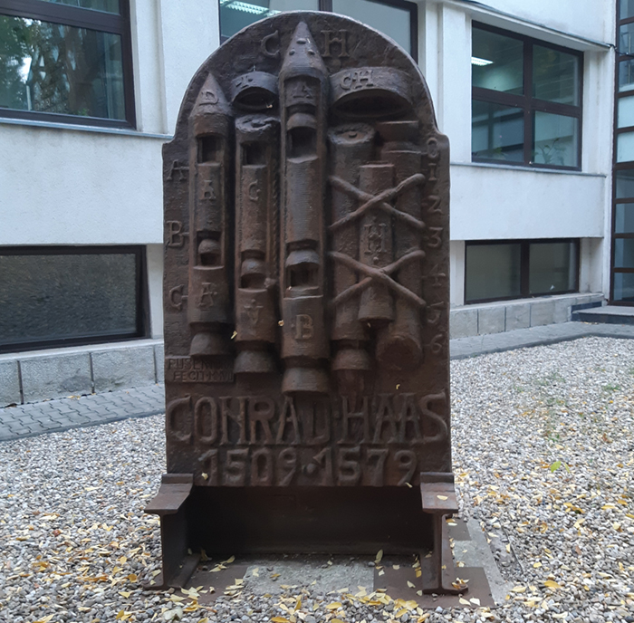 Памятник пионеру ракетостроения в столице Румынии - Бухаресте.