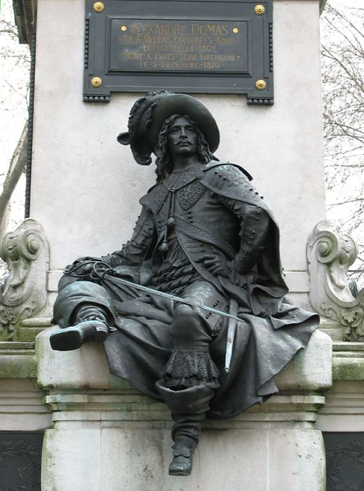 Скульптура д’Артаньяна на памятнике Дюма.