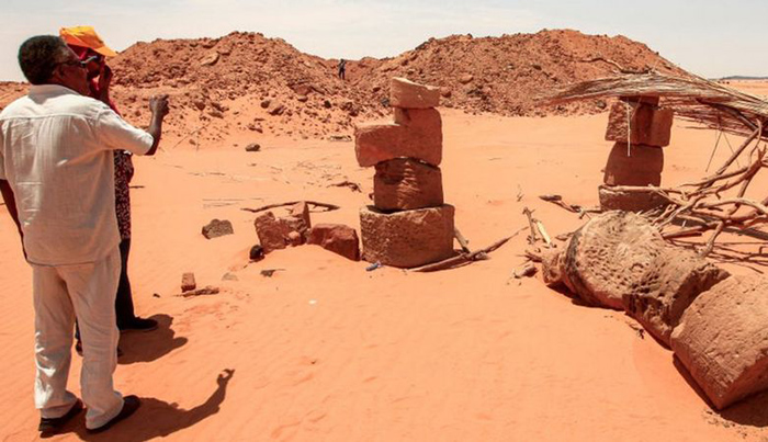 Камни сложены друг на друга, чтобы подпереть крышу столовой, используемой охотниками за золотом, на месте Джебель-Мараги, которому уже два тысячелетия.