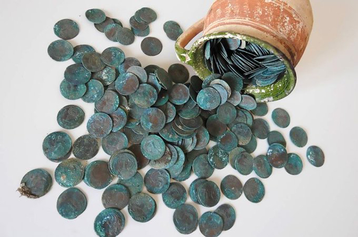 Серебряные средневековые монеты, которые были найдены в кувшине.