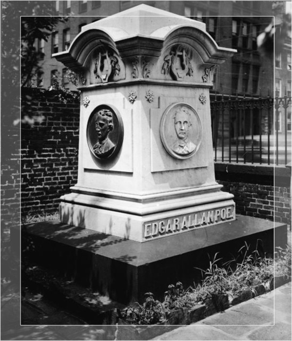 Фотография могилы писателя Эдгара Аллана По на кладбище, окружающем Вестминстерскую пресвитерианскую церковь, Балтимор, штат Мэриленд, около 1949 года.