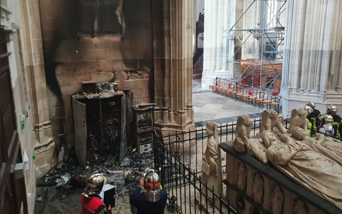 Плачевное состояние собора после пожара.
