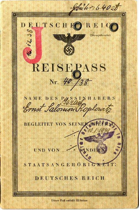 Паспорт евреев в Германии со специальными пометками.