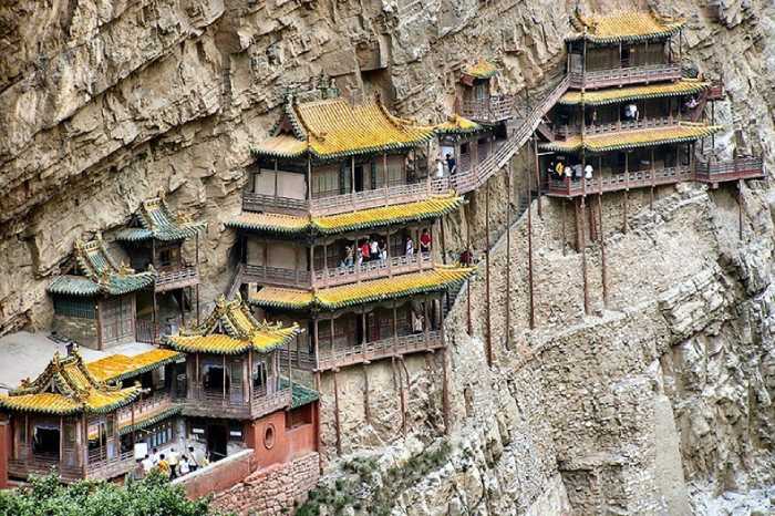 Монастырь опирается на коридор, скрывающийся в скале и деревянные балки.