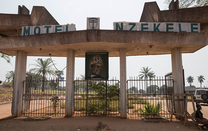 Мотель Nzekele всё ещё работает. Когда-то это был 5-звёздочный отель, а теперь номера стоят 50 долларов за ночь.