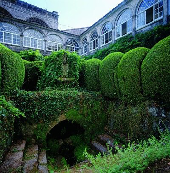 Прекрасный сад на территории монастыря надёжно хранит свои секреты.