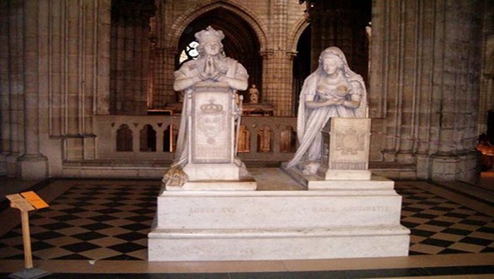 Памятник на могиле Людовика и Марии-Антуанетты.