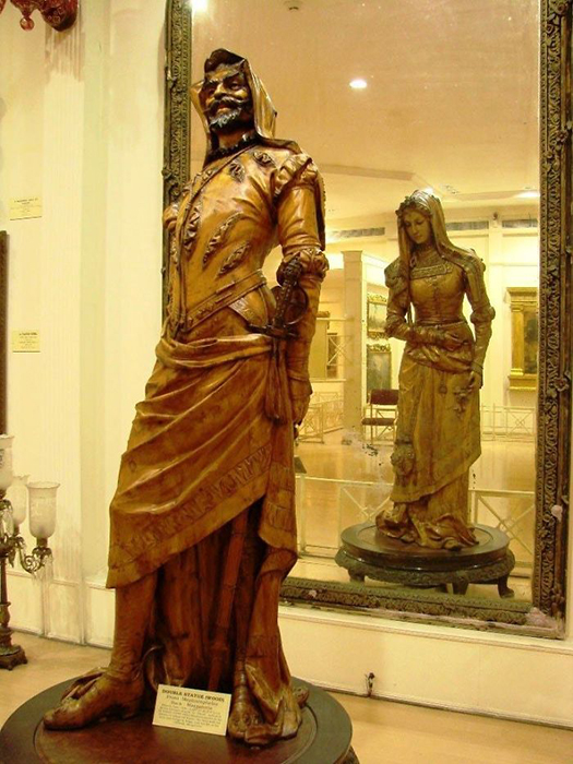 Двусторонняя статуя Мефистофеля и Маргариты (XIX век), в музее Салара Юнга в Индии.