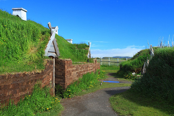 Реконструкция древнего поселения викингов.