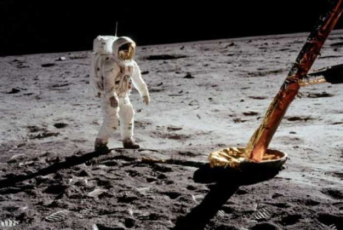 Астронавт на поверхности Луны, возле лунного модуля.