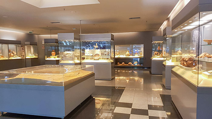 В аэропорту Афин есть собственный музей, где выставлены древние артефакты, обнаруженные во время строительства.