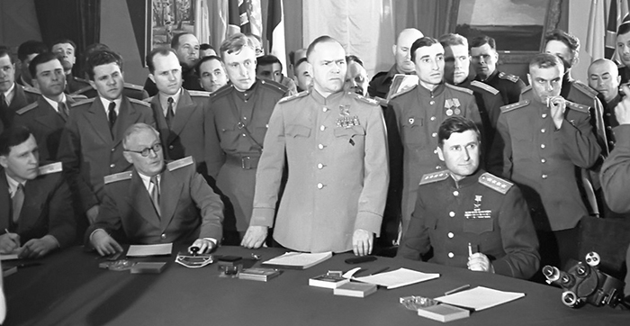 Иосиф Сталин требовал, чтобы договор со стороны Германии был подписан фельдмаршалом Вильгельмом Кейтелем.