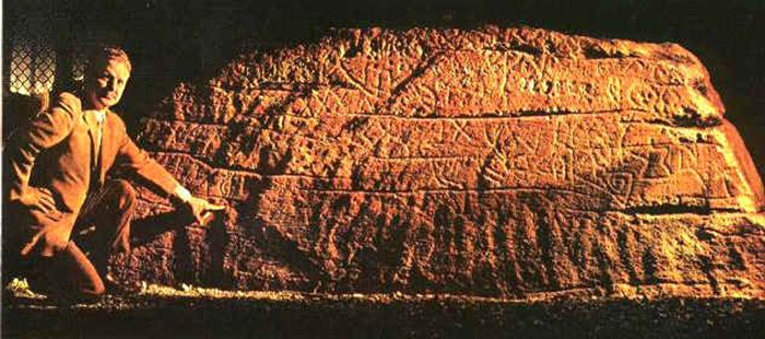Каменная плита с надписями Мигеля Корте-Реаль.