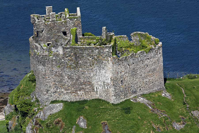 Построен замок был примерно в 13 веке.