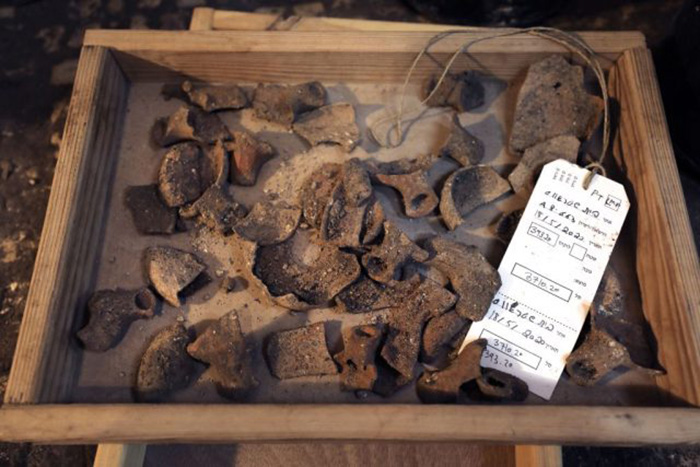Артефакты, найденные в подземных камерах возле Западной стены, датируются периодом Второго Храма (6 век до н.э.-1 век н.э.)