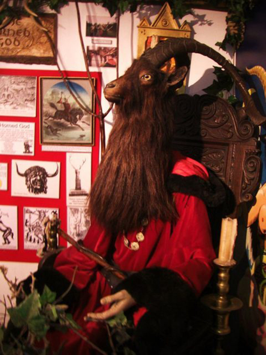 Скульптура Рогатого бога Викки в Музее чародейства и магии в Боскасле, Англия. 