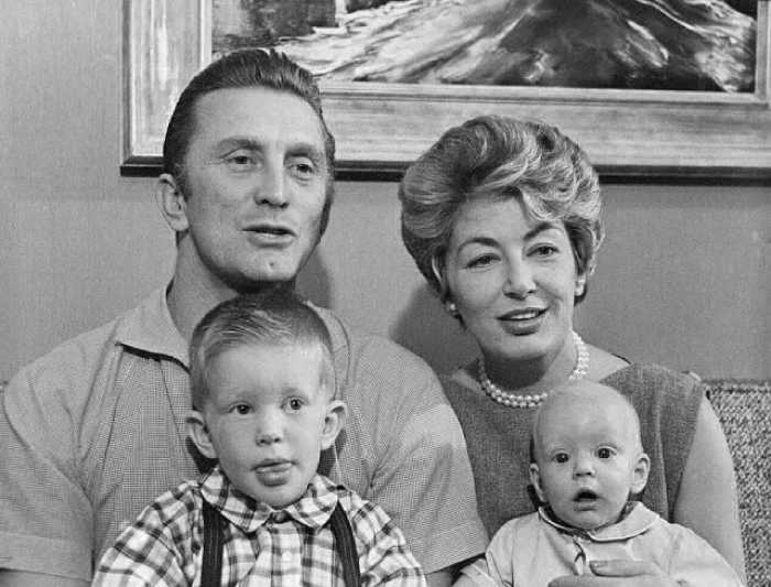 Кирк и Энн с сыновьями Питером и Эриком, 1958 год.