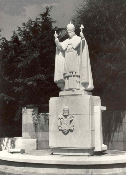 Статуя папы римского Пия XII в Фатиме, Португалия. 
