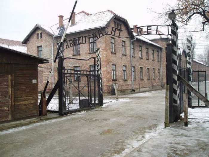 Ворота в концлагерь Освенцим.