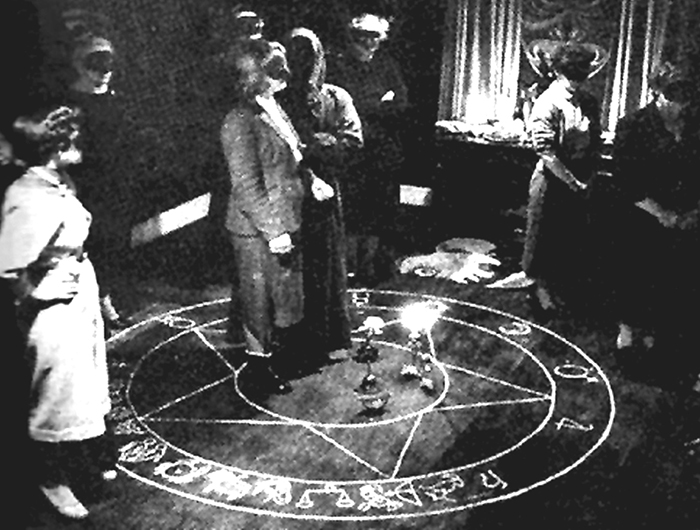 Мошенниками проводились даже своеобразные магические ритуалы.