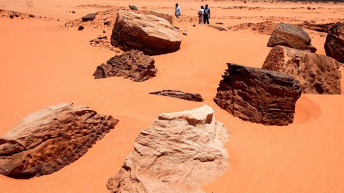 На песке в пустыне разбросаны останки двухтысячелетнего поселения Джебель-Марага, разорённого охотниками за золотом.