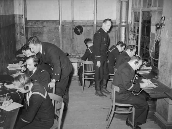 Новобранцы военно-морских сил Франции изучают азбуку Морзе в Англии, около 1943 года.