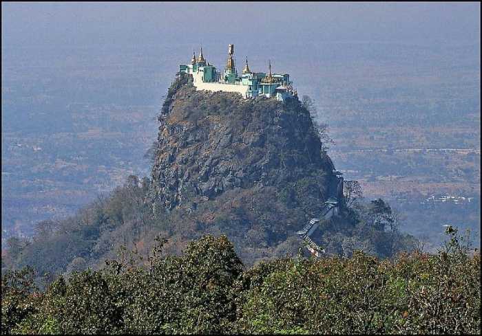 Монастырь построен на вулканической горе, недалеко от потухшего вулкана Маунт Поп.