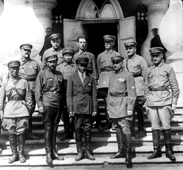Чойбалсан (третий справа в первом ряду) среди советских советников и инструкторов.