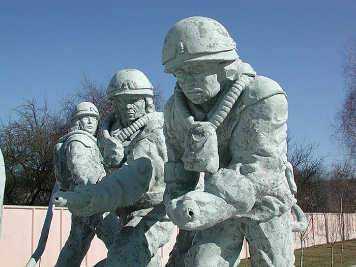 Памятник ликвидаторам Чернобыля.
