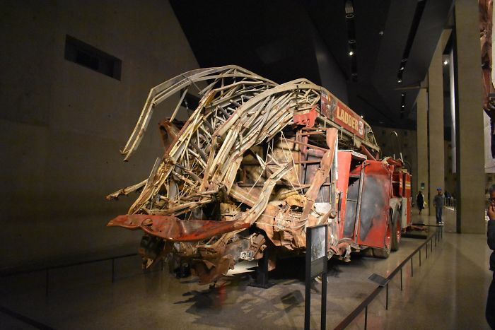 Пожарная машина, раздавленная при &#8203;&#8203;обрушении башен-близнецов 11 сентября, в музее.