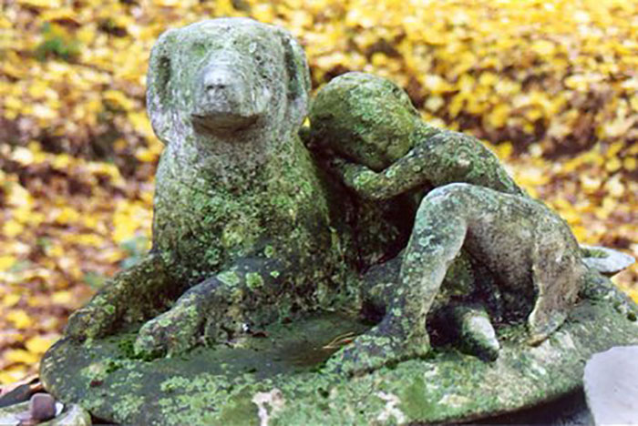 Памятник с барельефом собаки и надписями, установлен 350 лет назад в честь собаки Штуцель её любящими хозяевами фон Вангейхаймами в Германии.