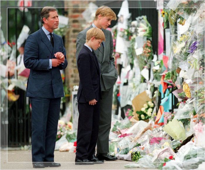 Принц Чарльз и их с Дианой дети рассматривают огромное количество цветов на могиле народной принцессы.
