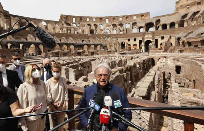 Диего Делла Валле даёт пресс-конференцию, посвящённую восстановлению Колизея.