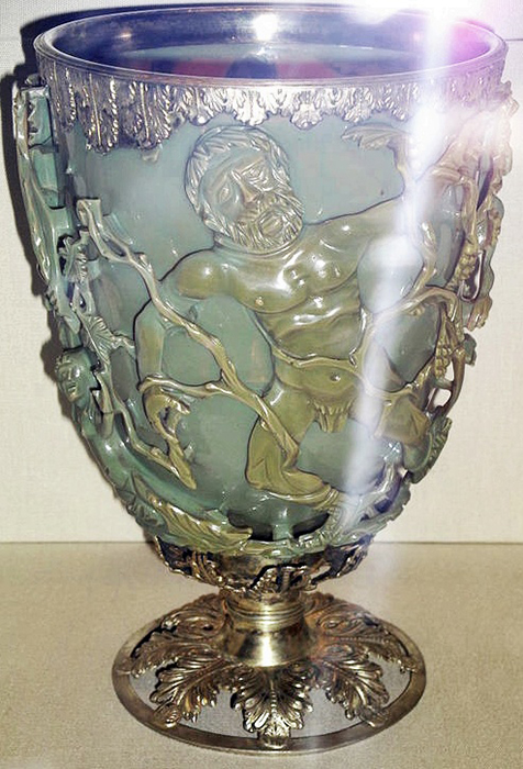 Кубок Ликурга нефритово-зелёный на ярком свету или при снятии с фотовспышкой.