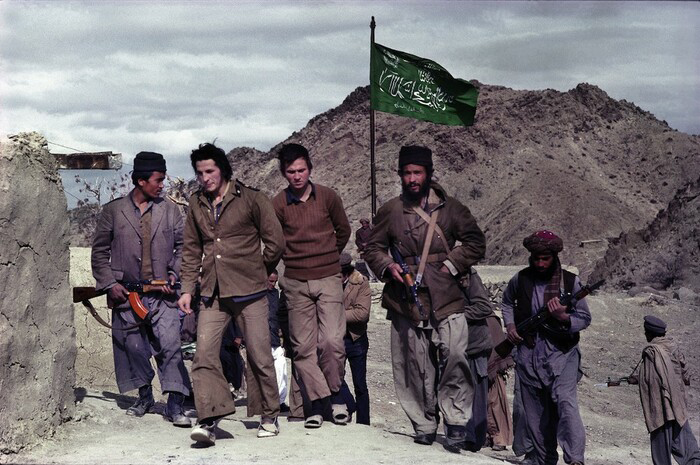 Душманы конвоируют советских военнопленных на афгано-пакистанской границе.