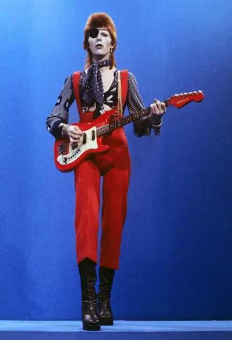 Боуи исполняет «Rebel Rebel» в телешоу TopPop 7 февраля 1974 года.