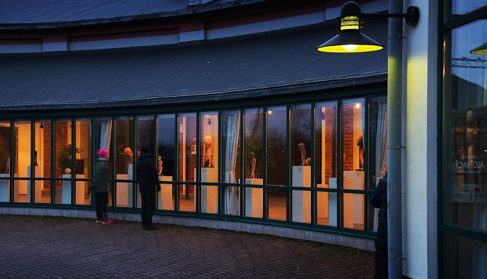 Художественный музей, который был закрыт из-за пандемии, перенастроил выставку, чтобы её можно было увидеть извне - днём &#8203;&#8203;или ночью. Сало, Финляндия.