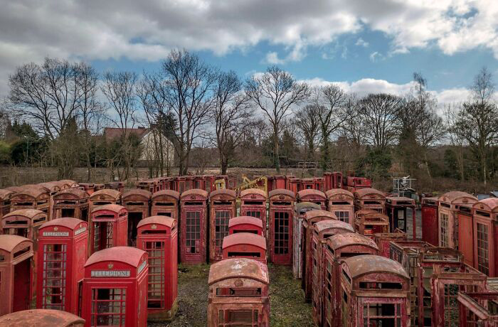 Кладбище телефонных будок в Великобритании.