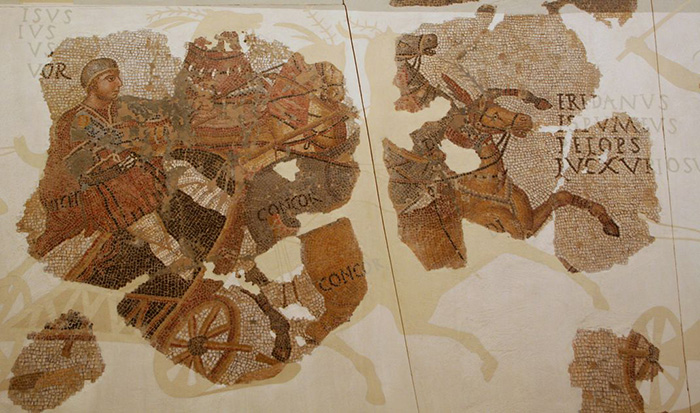 Мозаика гонок на колесницах в Древнем Риме.