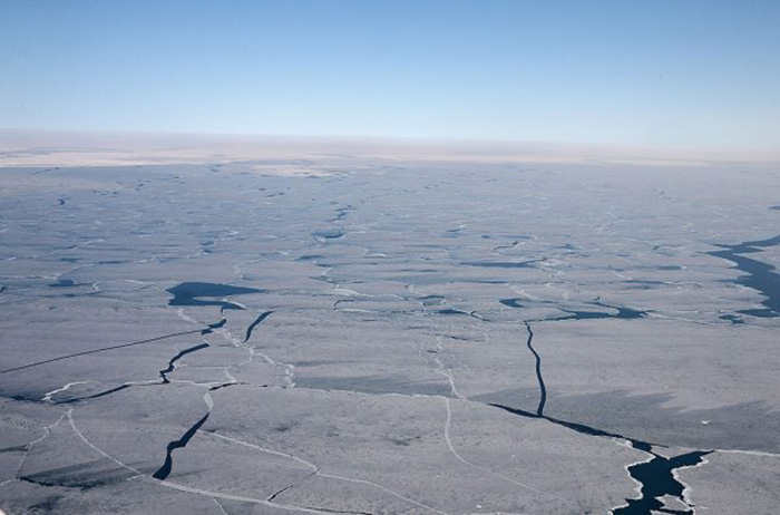 Покрытое льдом озеро Мичиган. 