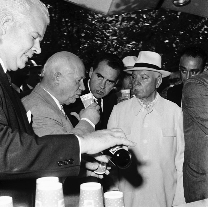 Никита Хрущёв делает глоток Pepsi в 1959 году на Национальной выставке США в Москве, в то время как вице-президент США Ричард Никсон наблюдает, а Дональд Кендалл наливает ещё один стакан.