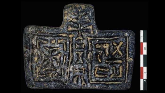 Обнаруженная при раскопках подвеска, предположительно это кулон, который носил на шее священник этого древнего христианского храма.