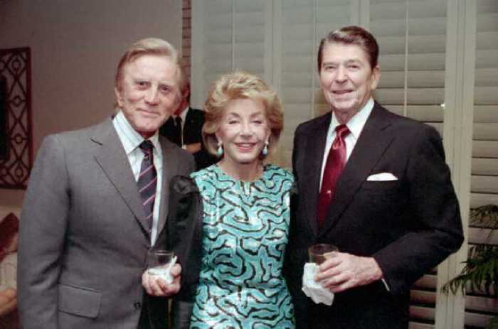 Кирк Дуглас с супругой Энн и Рональд Рэйган, 1987 год.