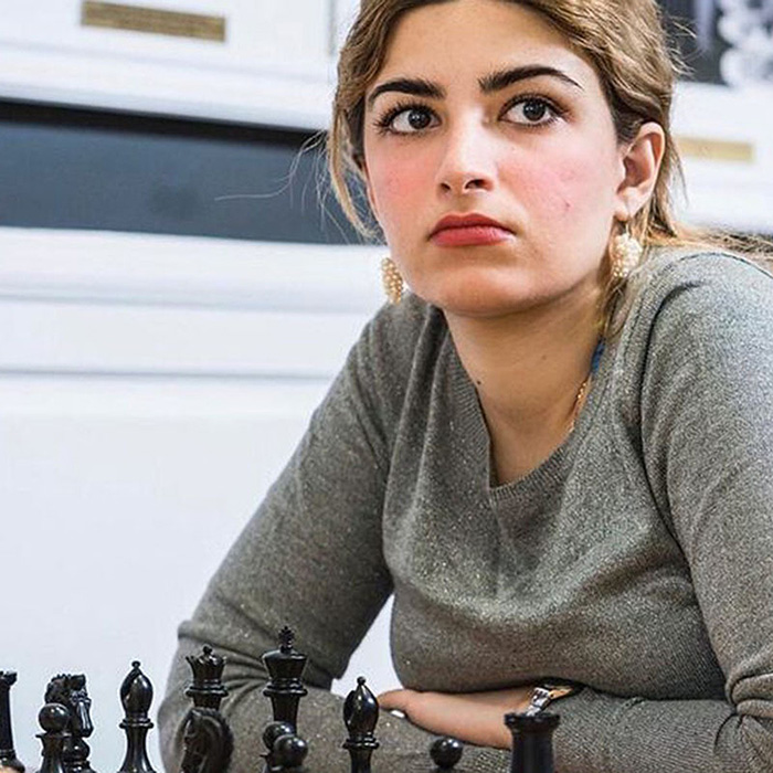 Девушку исключили из шахматной федерации Ирана за то, что она месяц выступала на соревнованиях без платка.