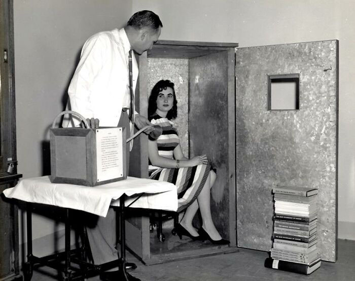 Оргонный аккумулятор, устройство 1950-х годов, позволяющее человеку, сидящему внутри, привлекать оргон, безмассовую «целительную энергию».