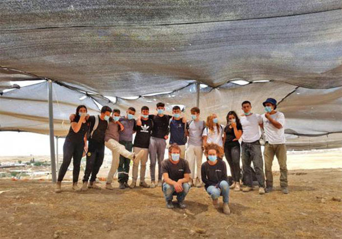Группа археологов, проводивших раскопки в Рахате.
