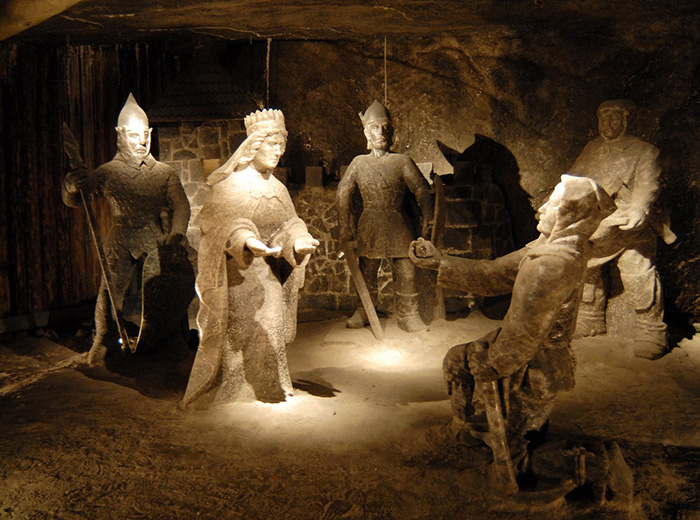 Прекрасные соляные статуи высечены скульпторами-шахтёрами.
