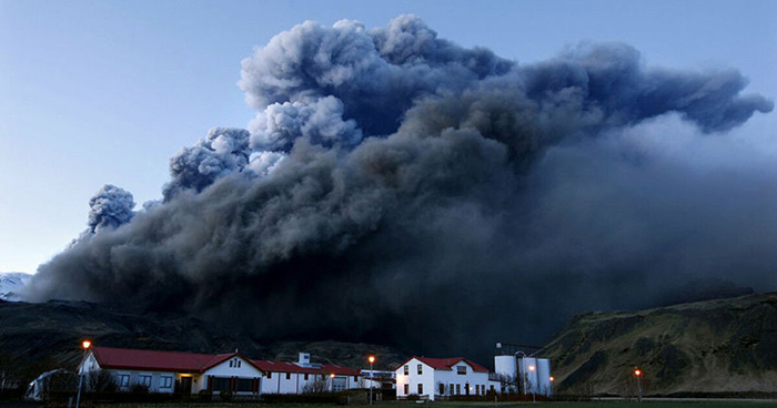 Извержение вулкана покрыло всё приличным слоем пепла.