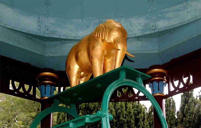 Позолоченный слон, украшающий заводной механизм колодца.