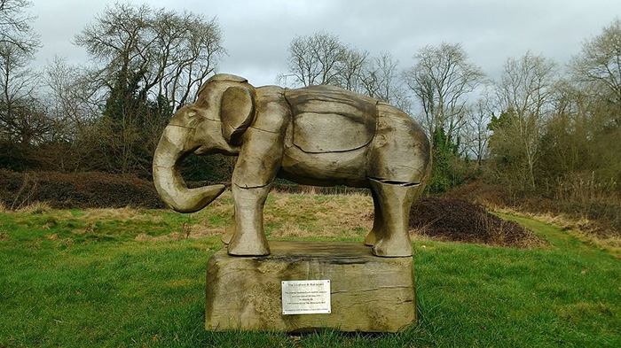 На эстраде, отреставрированной к 150-летию колодца, резная деревянная скульптура индийского слона.